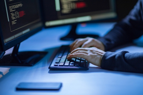 Hackare som använder virus för cyberattack