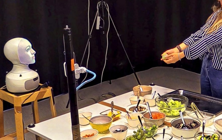 Foto från forskningen: Roboten Furhat hjälper till med matlagningen. Foto: Iolanda Leite, KTH.