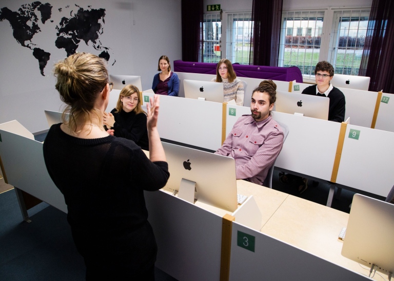 Utbildning i språkstudions datorsal, lärare med en grupp studenter. Foto: Lena K Johansson