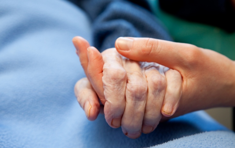 Genre photo: An older and a younger person holding hands. Photo: Doug Olsen/Mostphotos.