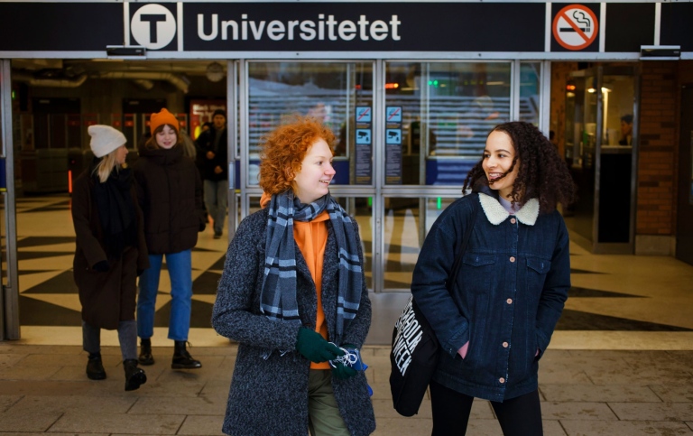 Studenter framför utgången från T-banan Universitetet. Foto: Jens Olof Lasthein