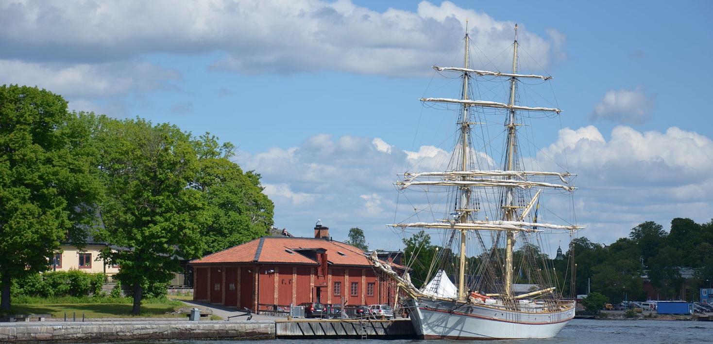 Briggen Tre Kronor vid Kolskjulet på Kastellholmen. Foto: Bengt Oberger, Wikimedia Commons.