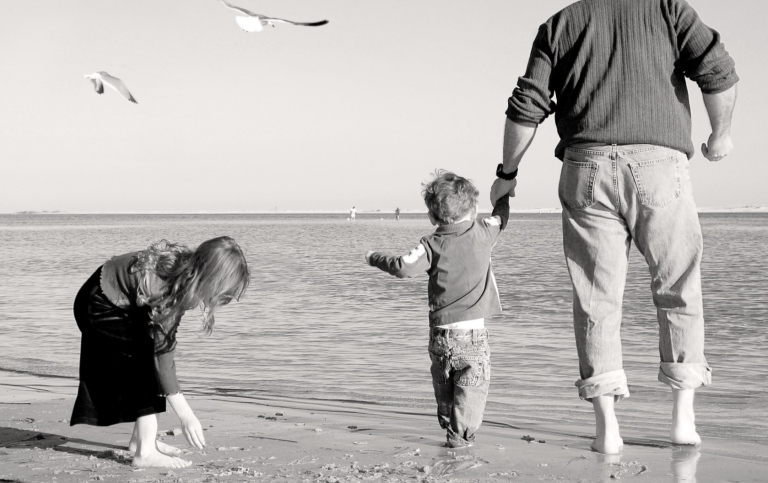 Pappa och barn på stranden