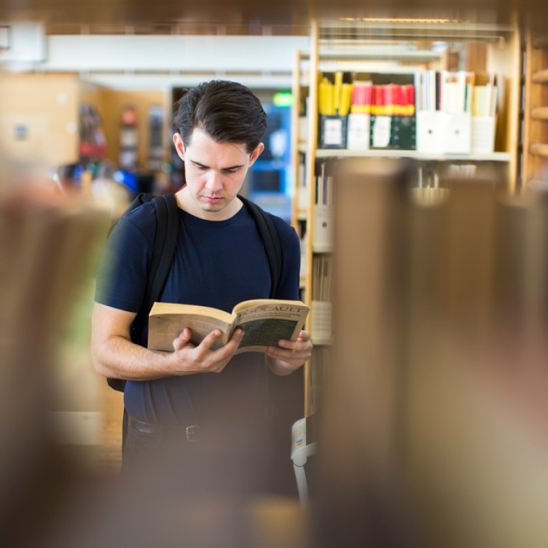 Student på bibliotek