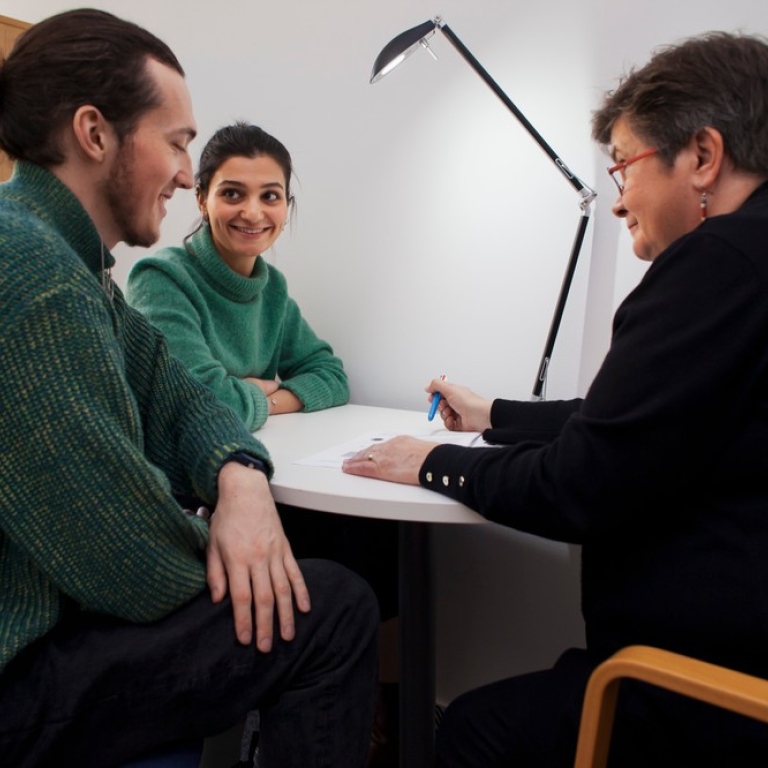 Two students in a meeting with a pedagogical consultant.