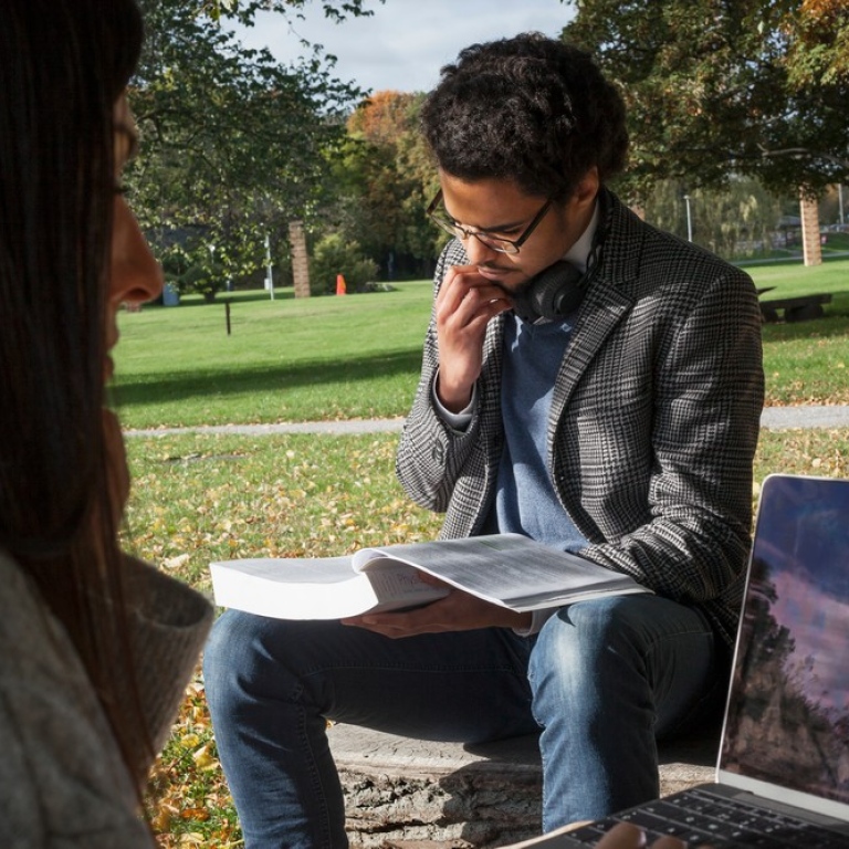 Studenter pluggar utomhus på campus Frescati.