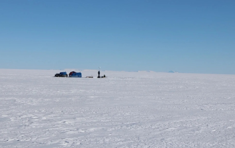 Forskning på Antarktis under expeditionen DML 21/22. Foto: Ian Brown.