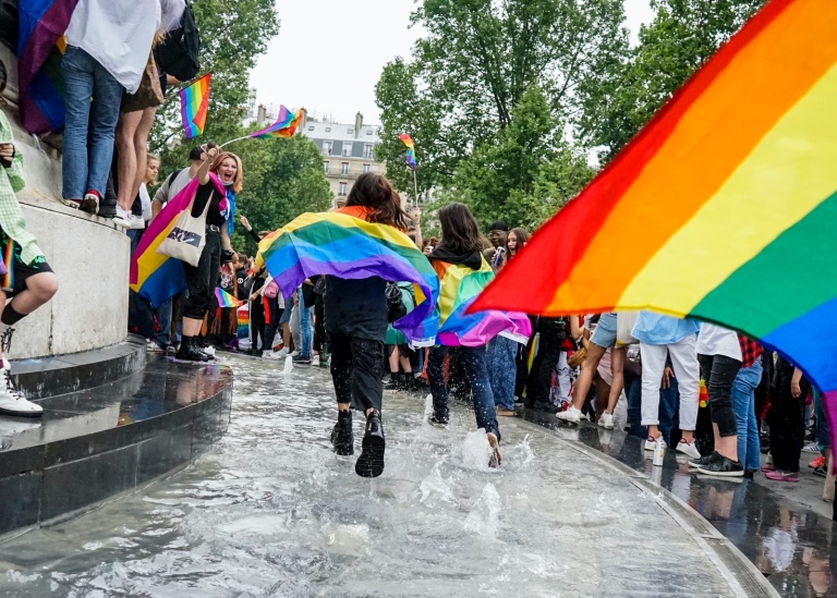 Demonstration med Pride-flaggor