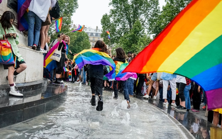 Demonstration med Pride-flaggor