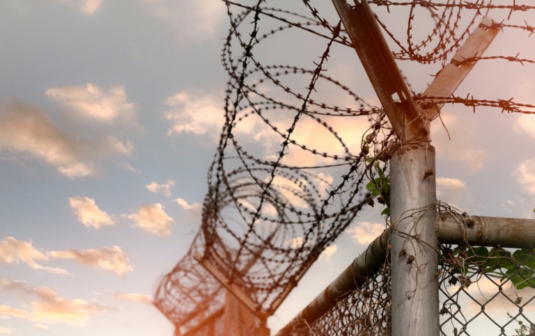 Fängelsestaket med taggtråd