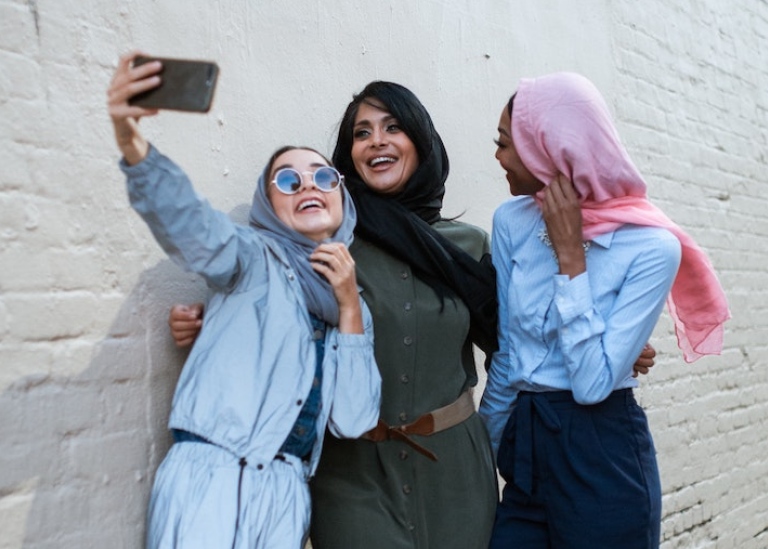 Tre tjejer som tar en selfie tillsammans