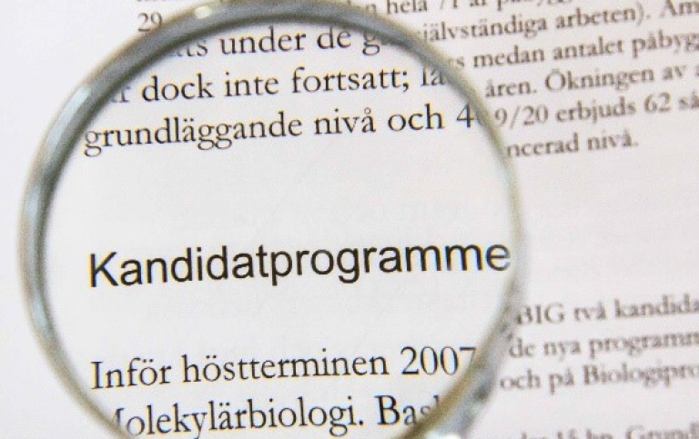 Förstoringsglas med text i bakgrunden, texten som förstoras läser 