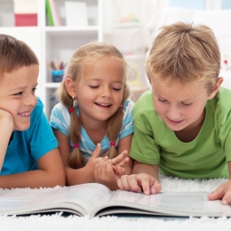Barn som läser en bok