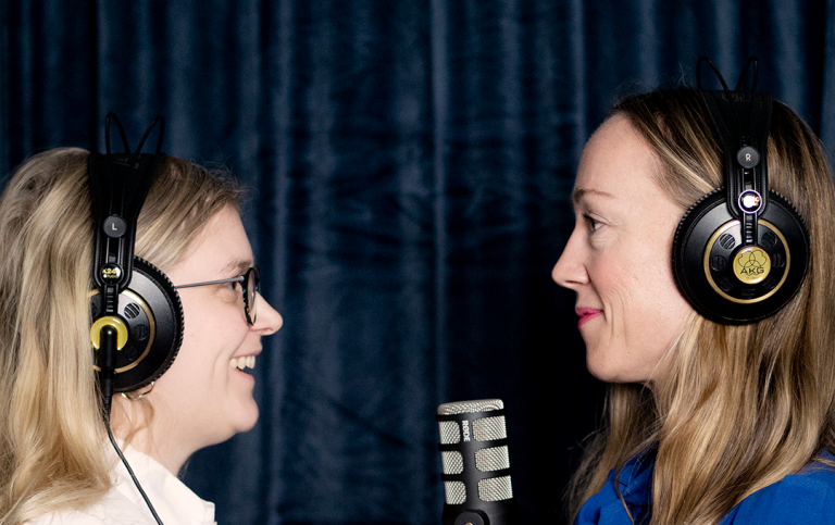 Cecilia Burman och Julia Milder som gör podden Bakom bokhyllan