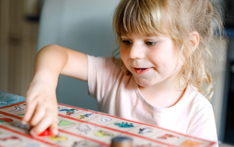 Barnleker med språkspel. Foto: Irina Schmidt/Mostphotos