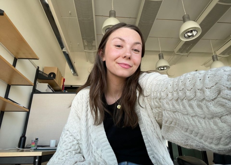 Eleonora Svanberg, fysikstudent, berättar om sitt kandidatarbete