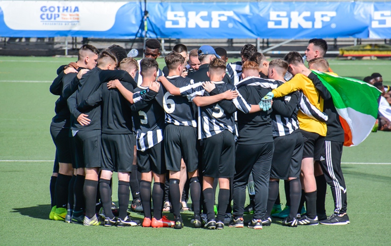 Unga fotbollsspelare samlar sig i ring inför en match