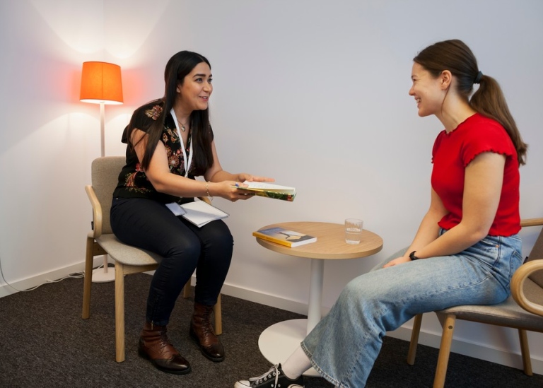 En student besöker en företagssköterska på Studenthälsan.