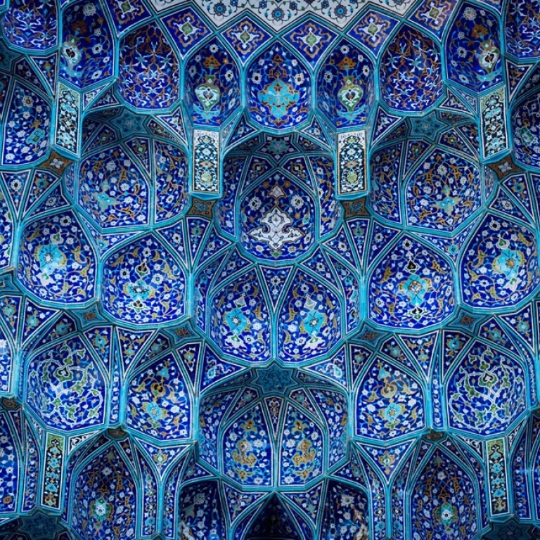 Bygge av mosaikliknande material i olika nyanser av blått. Foto: unsplash/sorouch zargar