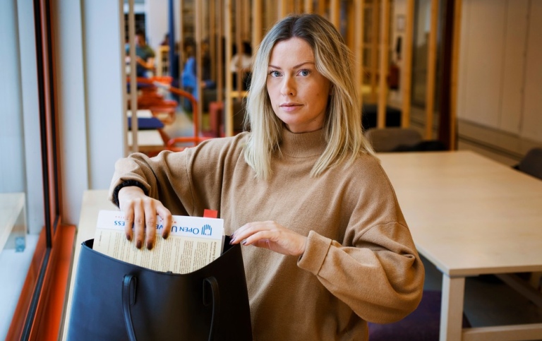 Student packar ner papper i en väska. Foto: Jens Olof Lasthein / Stockholms universitet