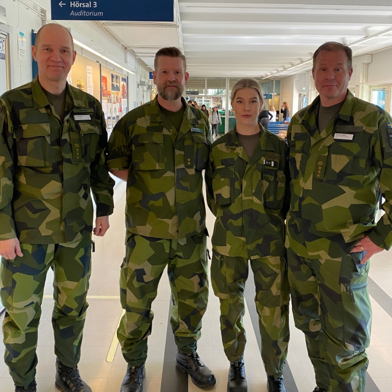 Gruppbild: överste Peter Öberg, Hans Rosenberg, Michaela Fornesten-Lind och överste Mattias Ardin