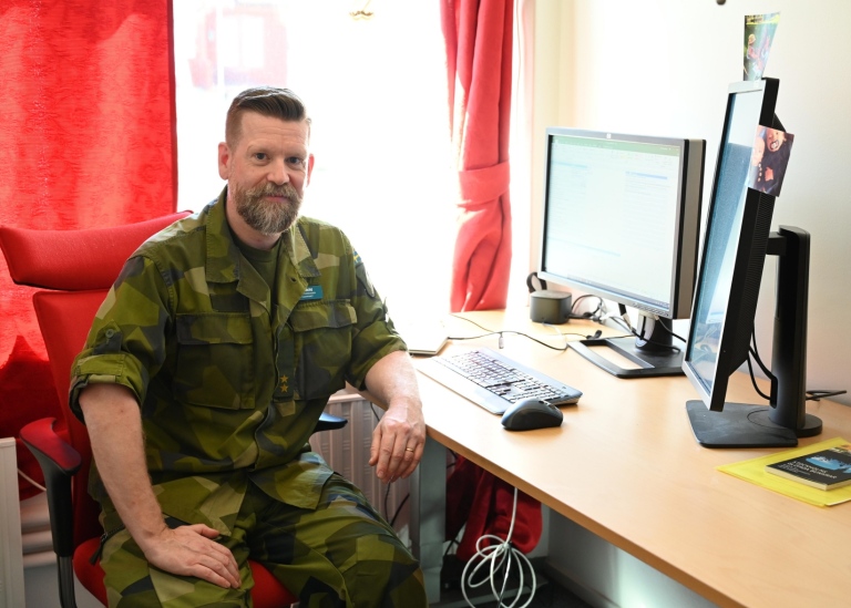 Hans Rosenberg sitter vid sin arbetsplats på universitetet.