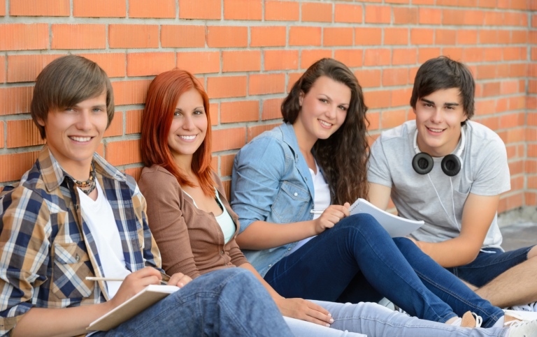 Studenter vid en vägg.