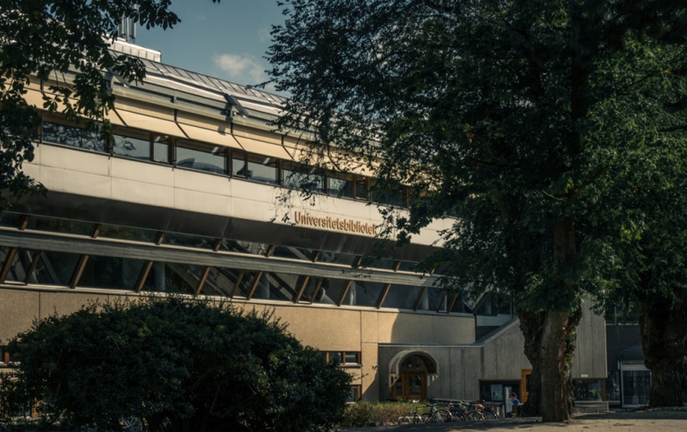 Exteriör bild på biblioteket sommartid