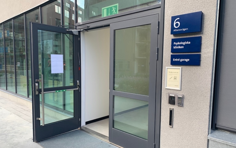 Ingången till Kliniken, Albanovägen 6.