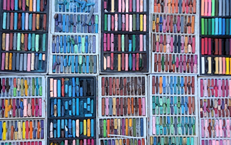 Genre photo showing a large number of crayons in different colors. Photo: Peter F/Unsplash.