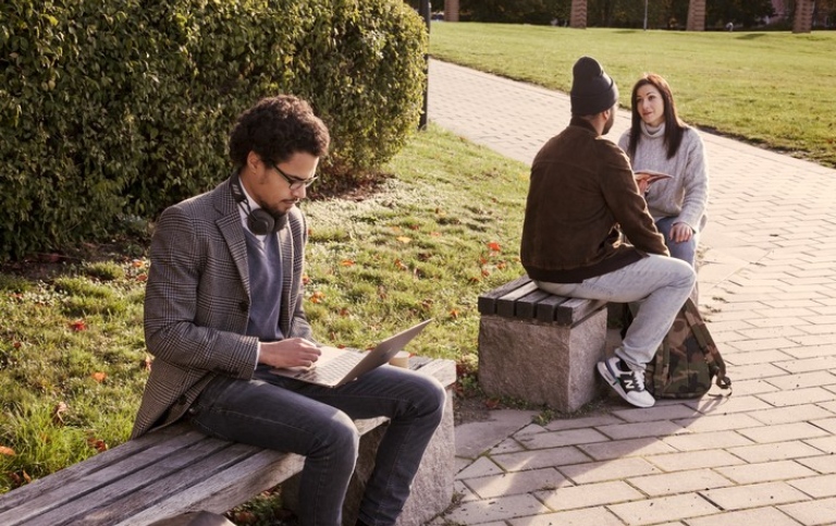 Studenter utomhus på campus Frescati.