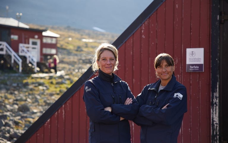 Nina Kirchner och Annika Granebeck, Tarfala forskningsstation. Fotograf Jonathan Strömberg. 