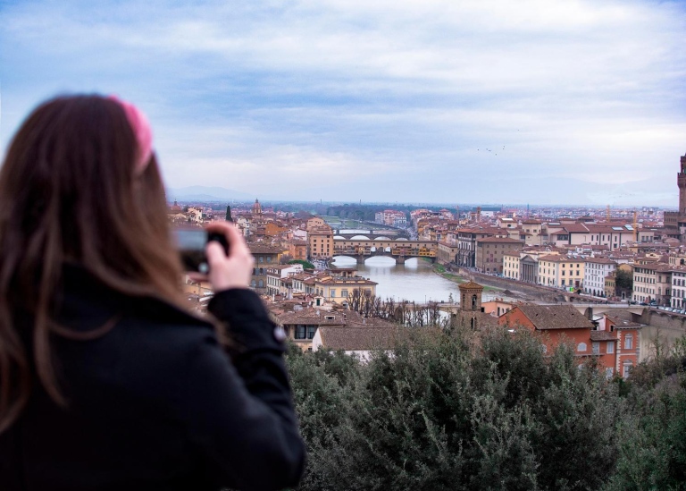 Kvinna fotograferar Florence