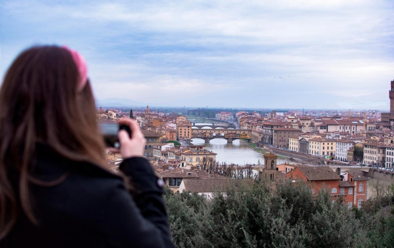 Kvinna fotograferar Florence