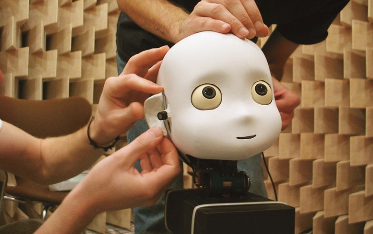 Bild på experiment med robothuvud.