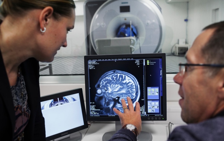 Fischer tittar på en hjärna på en bildskärm på SUBIC. Foto: Jens Olof Lasthein