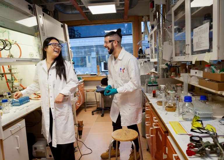 Li och Pedro laughing in the lab