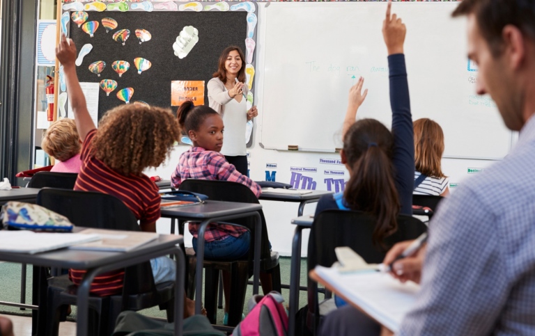 Lärarstudent undervisar i mellanstadieklass.
