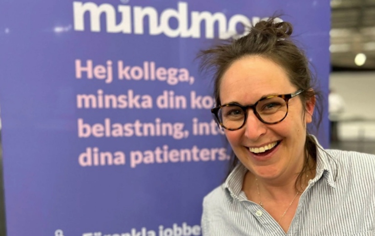 Sara Wallén framför en Mindmore-poster. Foto från pressmeddelande.