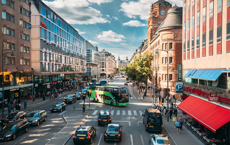 Trafikerad gata i en stad.
