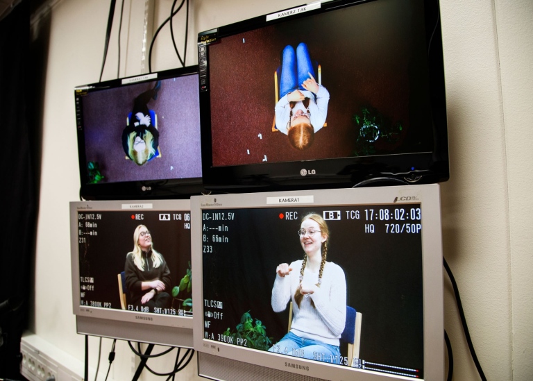 Två personer samtalar på teckenspråk medan kameror filmar från olika vinklar: Foto: Lena K Johansson