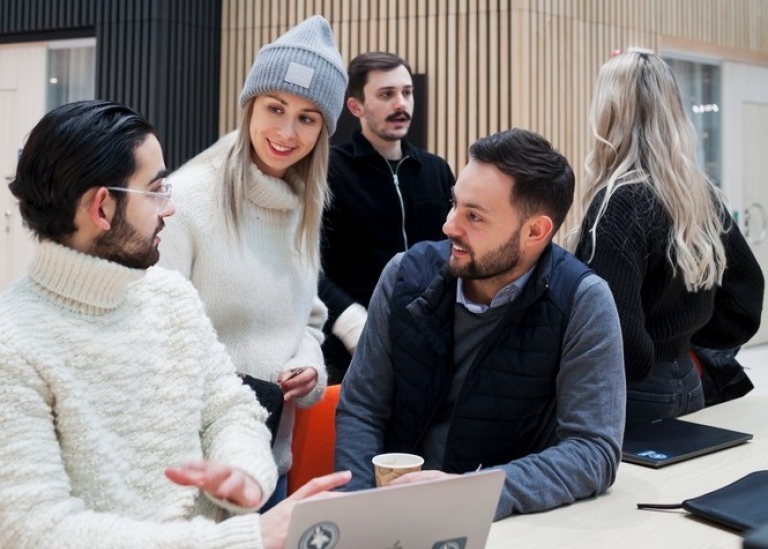 En grupp studenter på campus Albano.