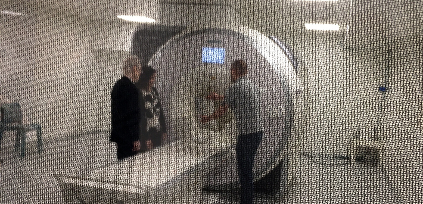 Rita Alemida and Alexander Lebedev show the MRI camera for Noke Maski. Photo by Niklas Tranaeus