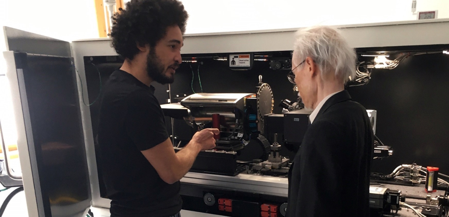 Luimar Correa Filho (Zeiss) demonstrates SUBIC’s X-ray camera to Noke Masaki. Photo by Niklas Tranae