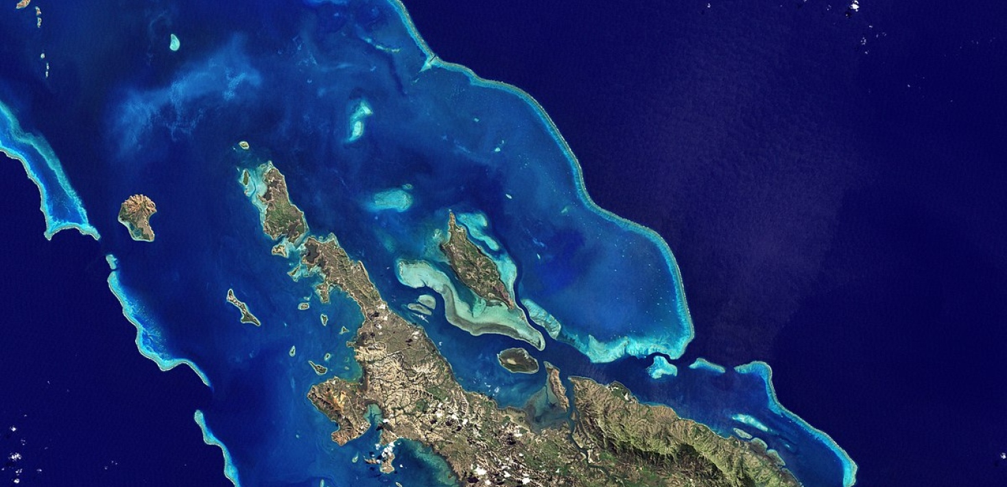 Foto: NASA Goddard Space Flight Center from Greenbelt, MD, USA – Lagoons and Reefs of New Caledonia,