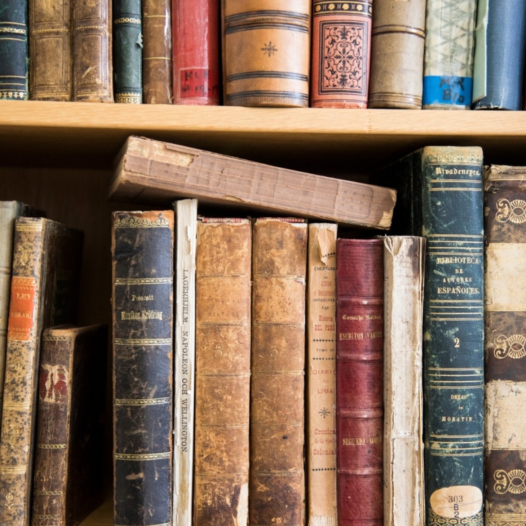 Äldre samling litteratur på Universitetsbiblioteket.