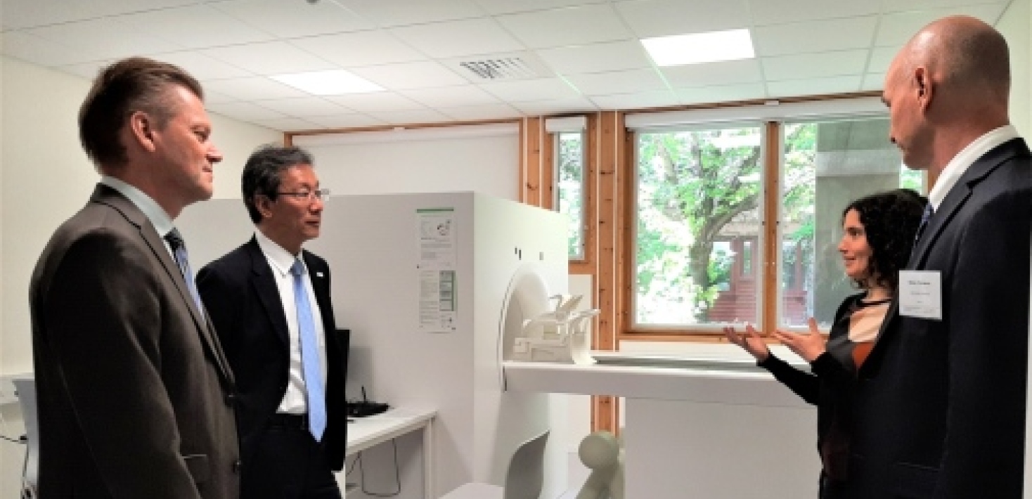 SUBIC Director Rita Almeida is introducing some MRI projects to the President of University of Tokyo