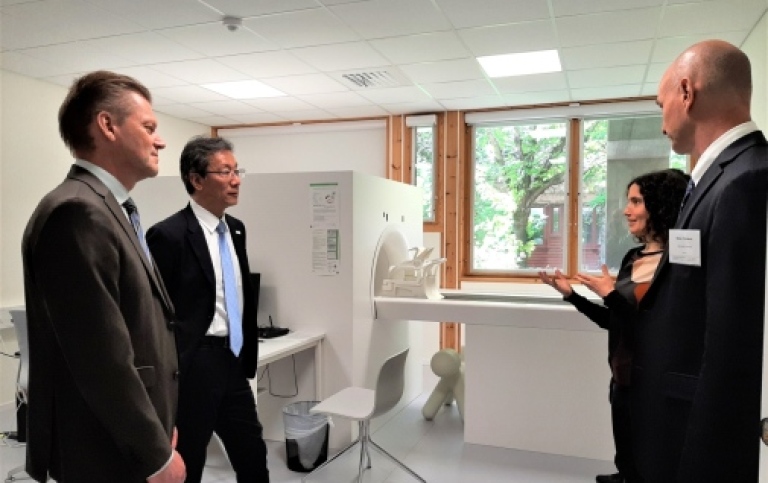 SUBIC Director Rita Almeida is introducing some MRI projects to the President of University of Tokyo