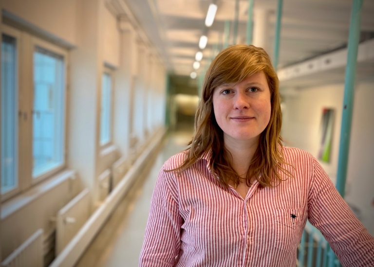 Forskaren Maaike van der Vleuten i en korridor på Stockholm universitet