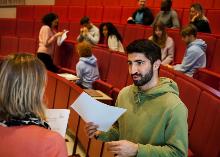 Mixed students in a lecture hall discussing with teacher. Photo: Jens Olof Lasthein.